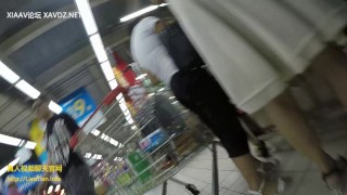 【国产】抄底不穿内裤到超市购物的闷骚眼镜妹w