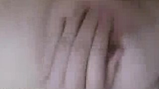 Isang Malaysian Chinese Girl nilaro laro ang kanyang boobs sa jogetz.flv