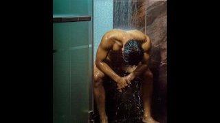 爽朗的直男在淋浴室