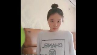 China-颜值不错丸子头妹子居家自摸诱惑穿着T恤床上漏奶漏逼还挺粉嫩毛毛较多