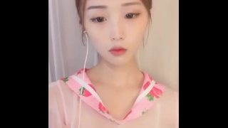 China-长相甜美高颜值清纯妹子情趣装透视装诱惑沙发上慢慢脱掉跳蛋塞逼逼性感翘臀