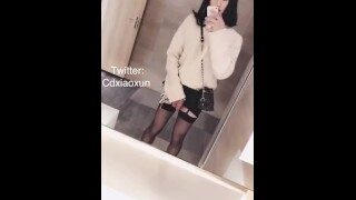 小薰，中国伪娘商场女厕所露出大鸡巴人前自慰超刺激~