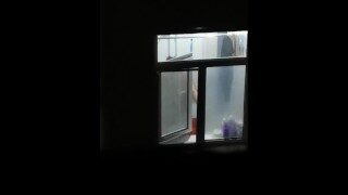 隔壁大姐故意洗澡不关窗