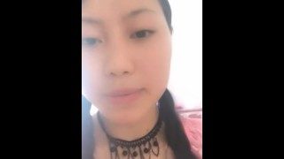 农村姑娘穿着性感内衣果聊赚钱养家，妈妈在旁边也不怕