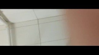 坑爹的闺蜜游泳馆洗漱间利用镜子用手机偷拍好友嘘嘘和其她人洗浴更衣