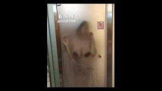 成都太古里健身房哺乳期少妇跟教练操逼被偷拍 按在玻璃门上直接操出奶水来