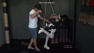 短发小萝莉 女仆装白丝 捆绑 吊缚鞭打 口球蒙眼 ，第一次试试吊绑 练习下
